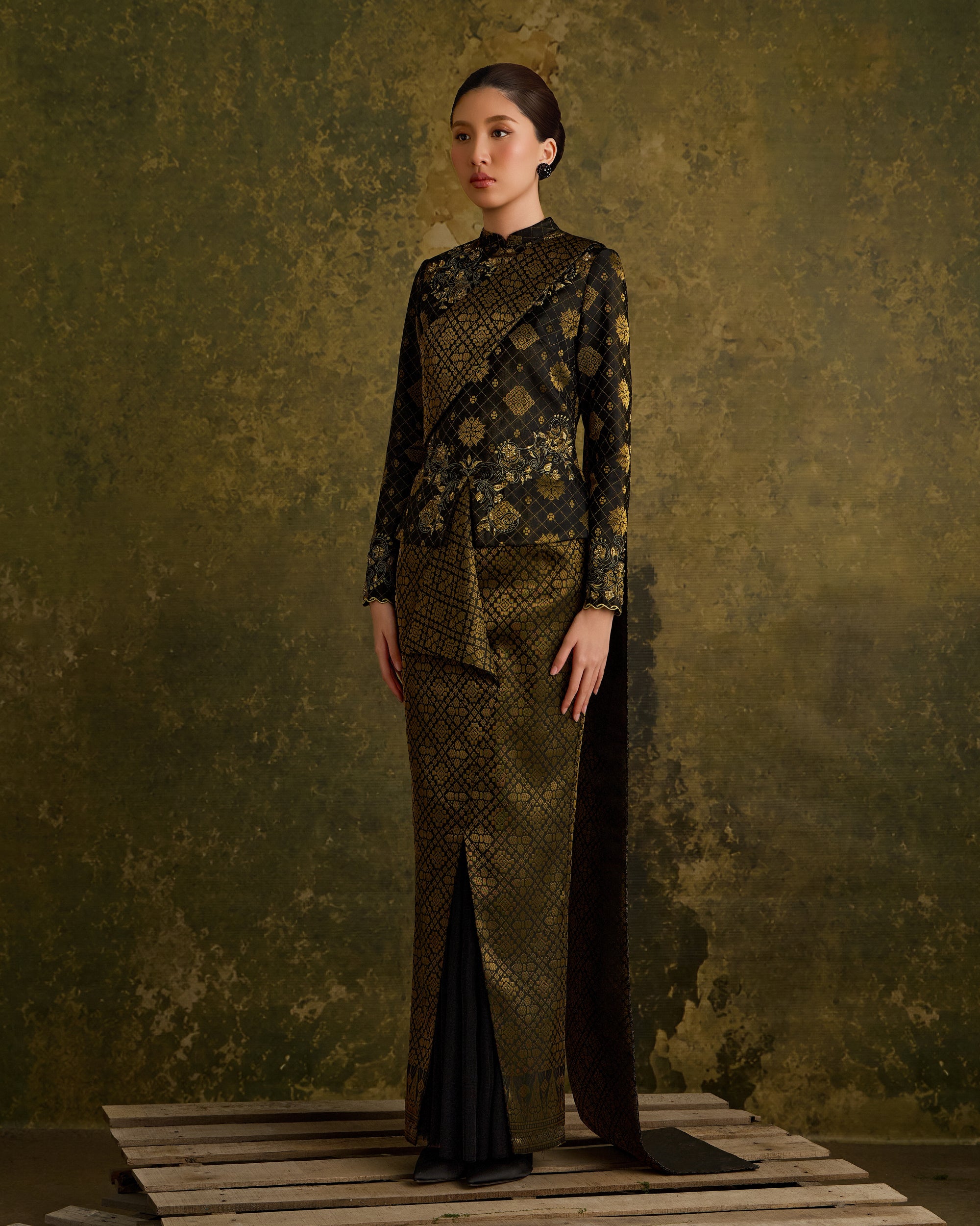 Teja Brides in Noir Gold