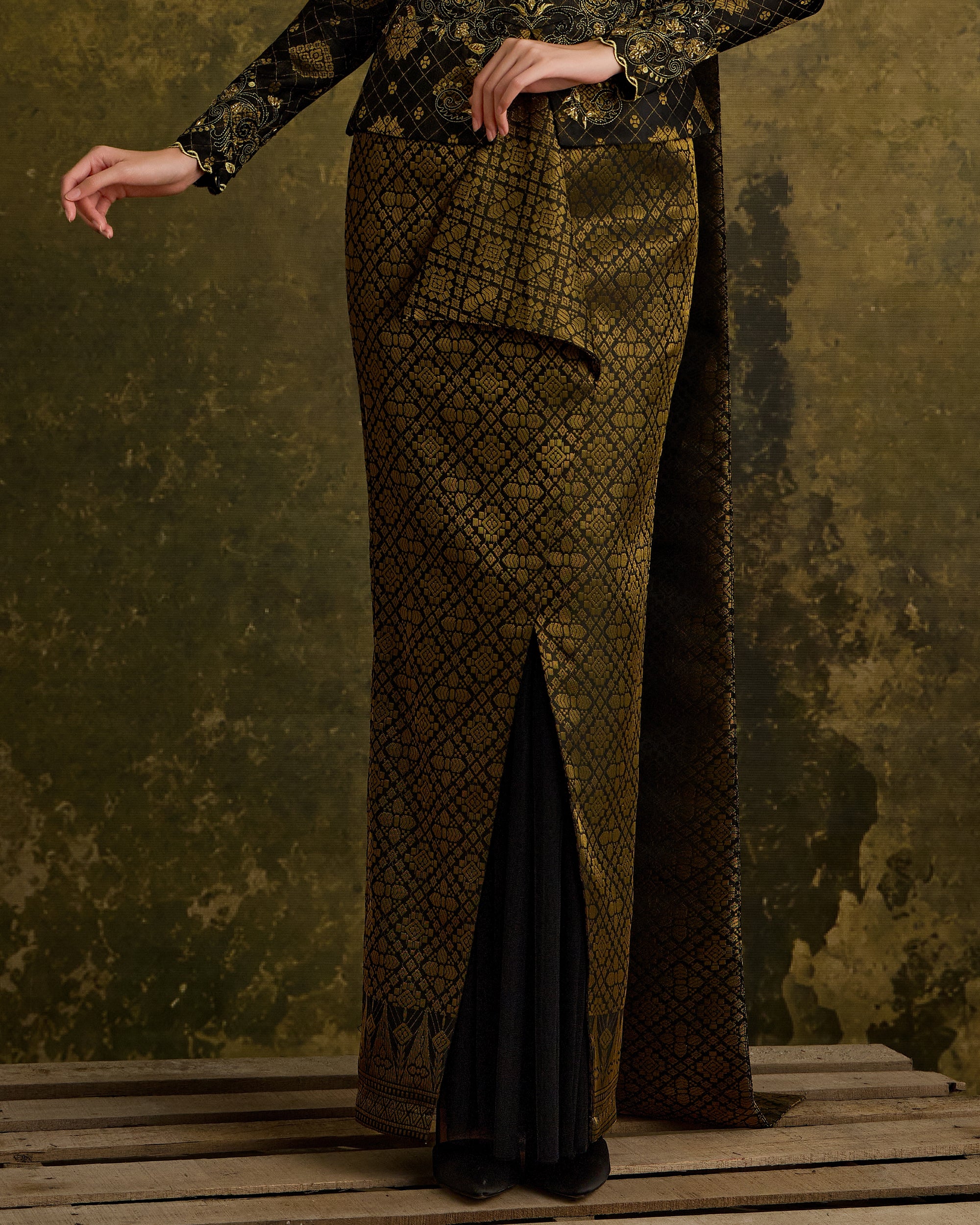 Teja Brides in Noir Gold