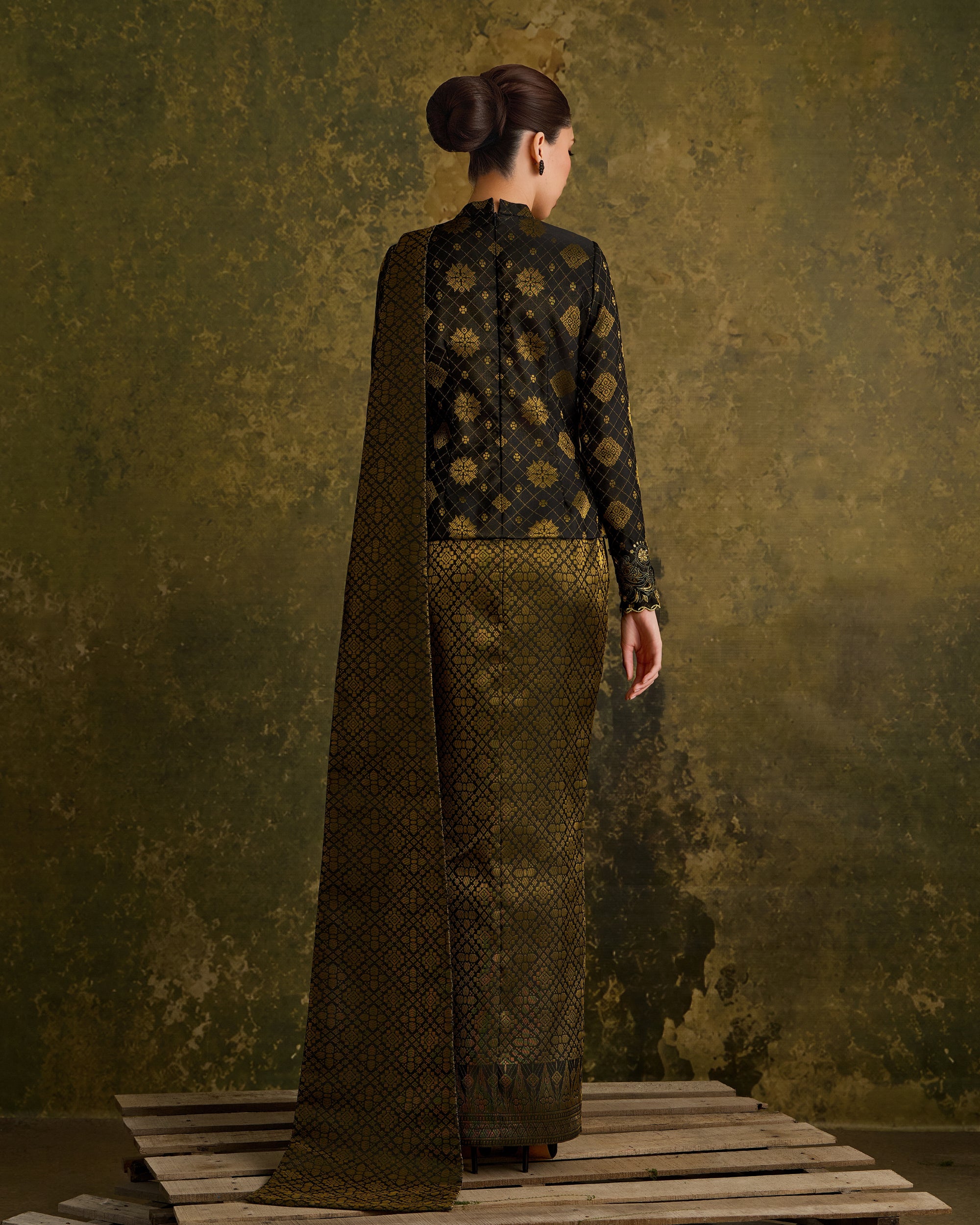 Teja Brides in Noir Gold