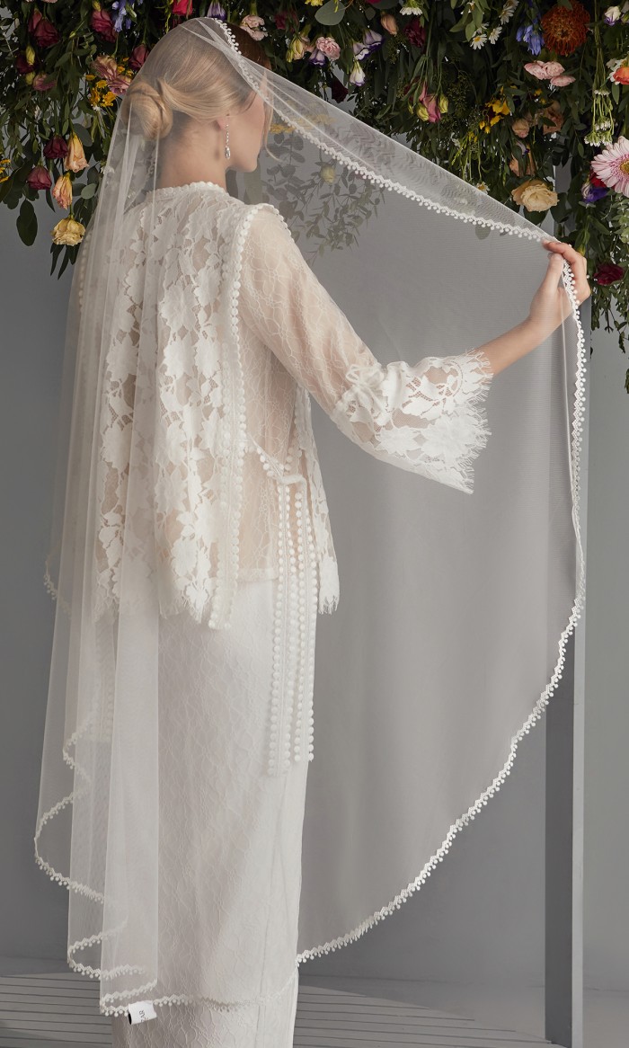 Alma Veil in White