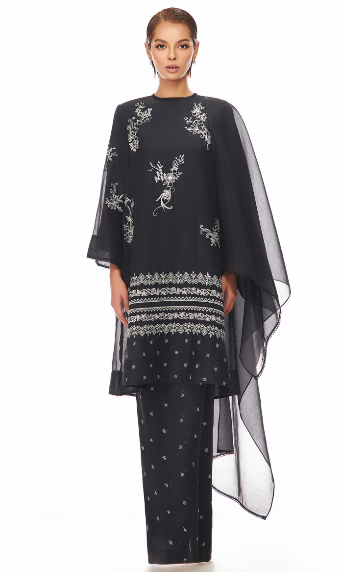 Fatheera Kurung in Raven Black