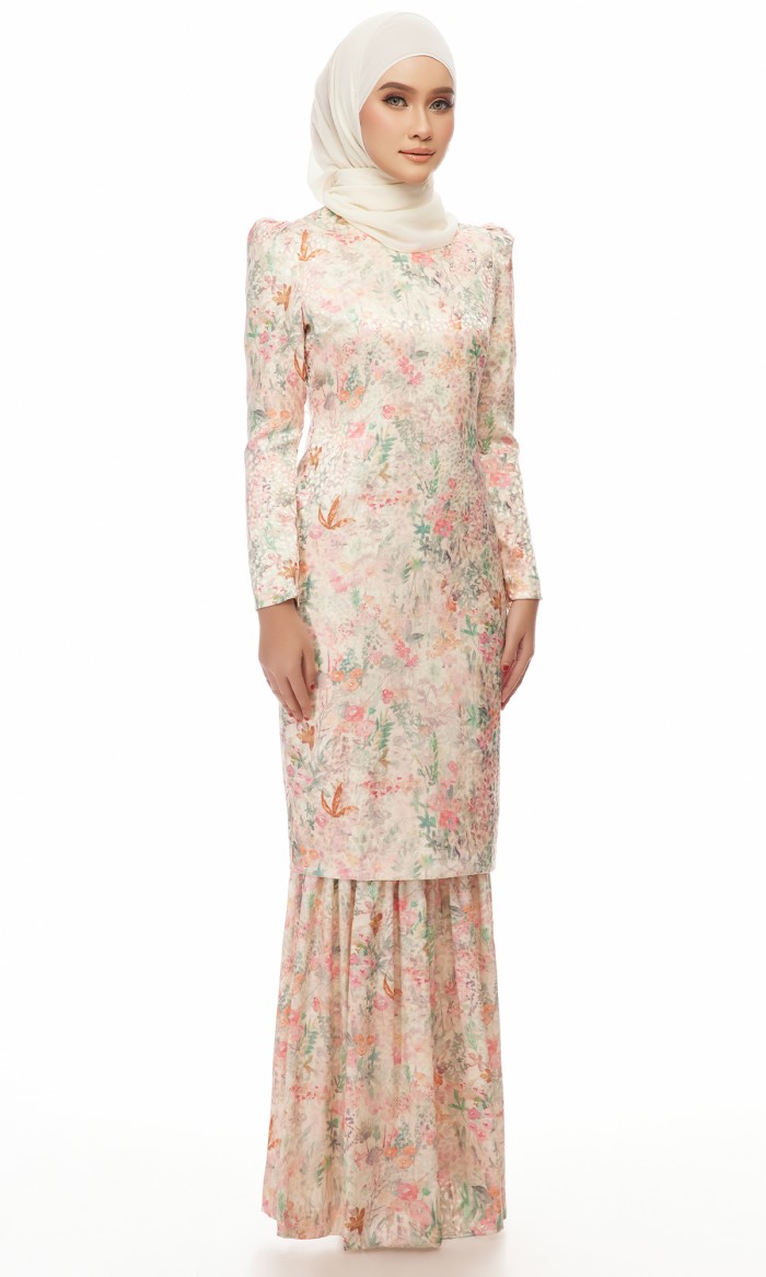 Isabella Kurung in Sweet Peach